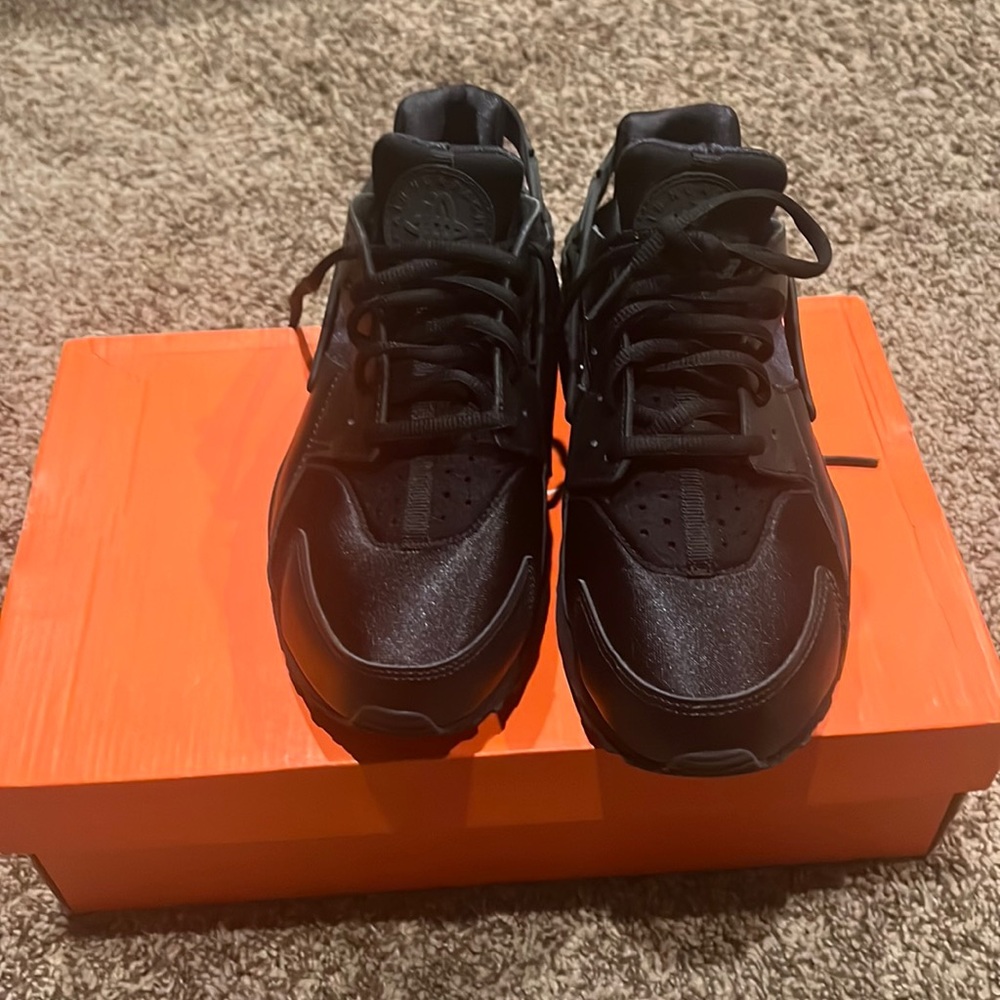 Woman’s All Black Huaraches